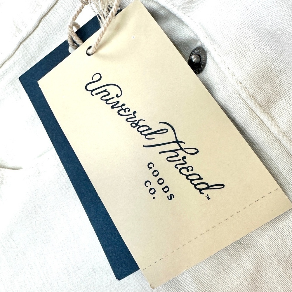 Mid-Rise Raw Hem Midi Jean Shorts in White Size 12/31 - Picture 6 of 12